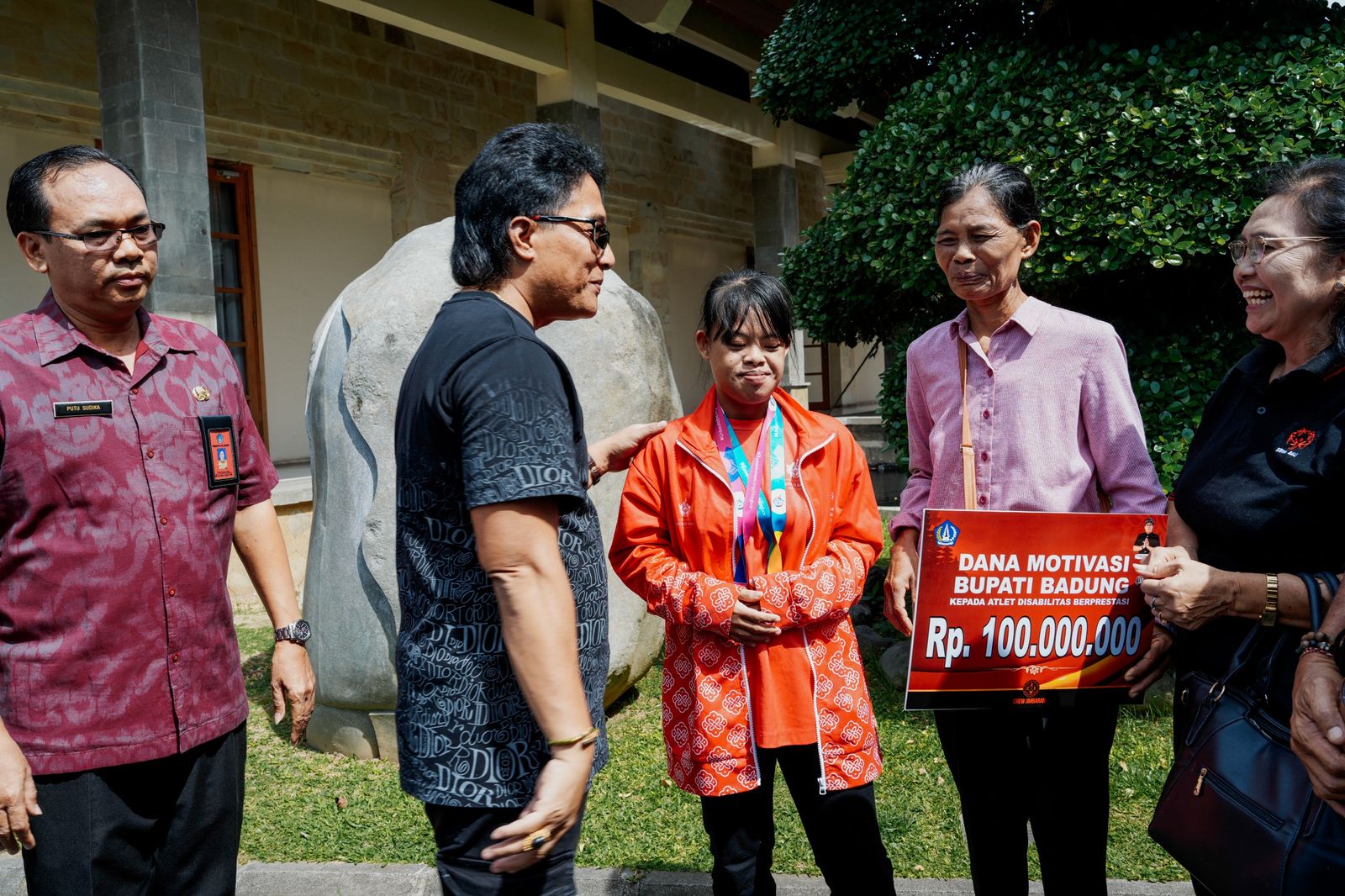 Giri Prasta Hadiahi Atlet Disabilitas Berprestasi