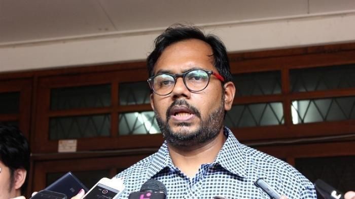 podiumnews.com-Haris Azhar surati KPK Soal Tindak Lanjut Kasus di Cirebon dan Mimika