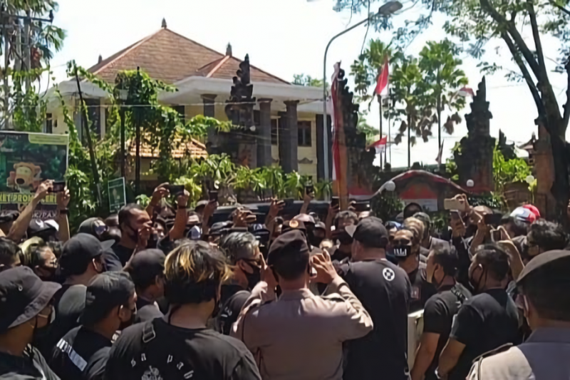 podiumnews.com-Puluhan Pendukung Jerinx SID Datangi Kejati Bali