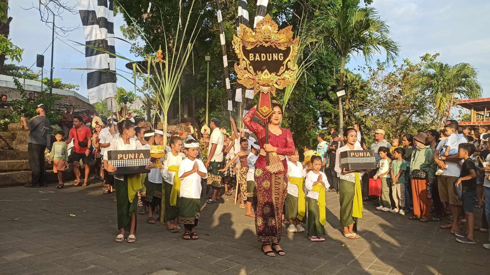 podiumnews.com-Pemuda 10 Banjar Sempidi Bersatu Hidupkan Ngelawang di PKB