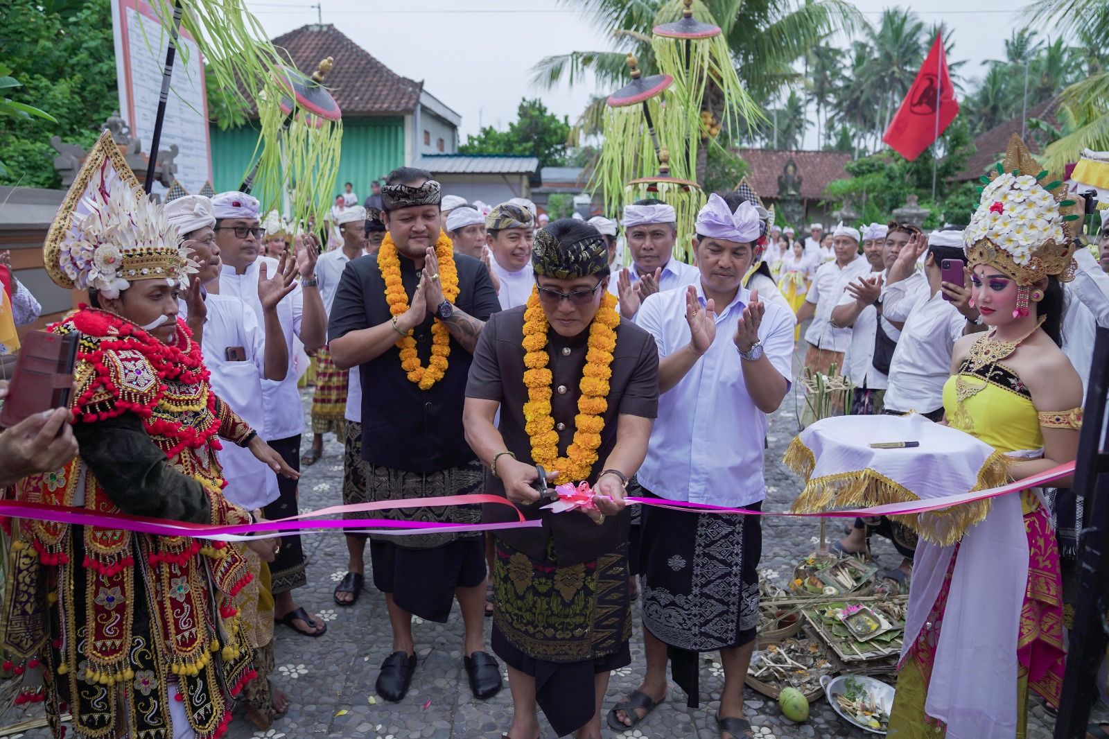 podiumnews.com-Giri Prasta Resmikan Bale Banjar Lebah Pangkung