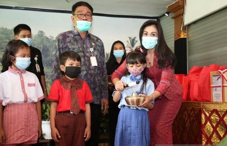 podiumnews.com-Pemkab Gianyar Salurkan Bantuan Siswa Berbasis Penguatan Karakter
