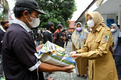 podiumnews.com-Tukang Pijat Kapal Penyeberangan di Banyuwangi Terima Sembako