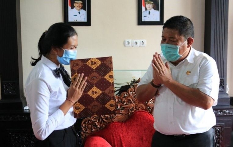 podiumnews.com-Pemkab Jembrana Beri Beasiswa Mahasiswa Kurang Mampu