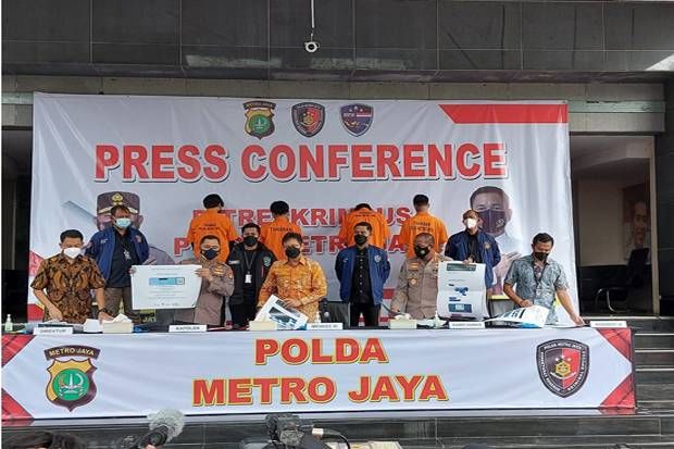 podiumnews.com-Begini Cara Oknum Pegawai Kelurahan Bikin Kartu Vaksin Ilegal Teregistrasi di PeduliLindungi