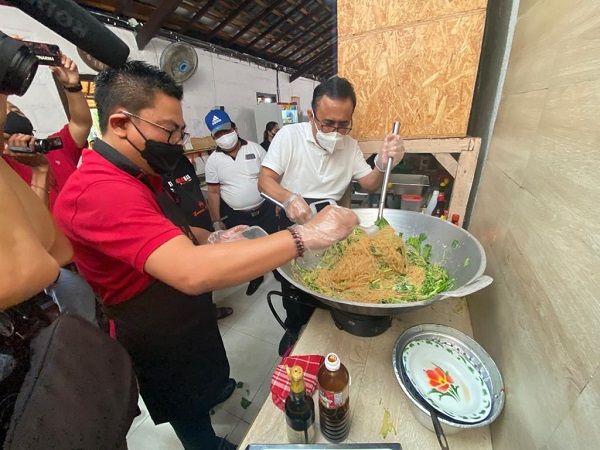 podiumnews.com-Buka Kembali Dapur Umum, Denpasar Sehari Siapkan 1.000 Paket Nasi