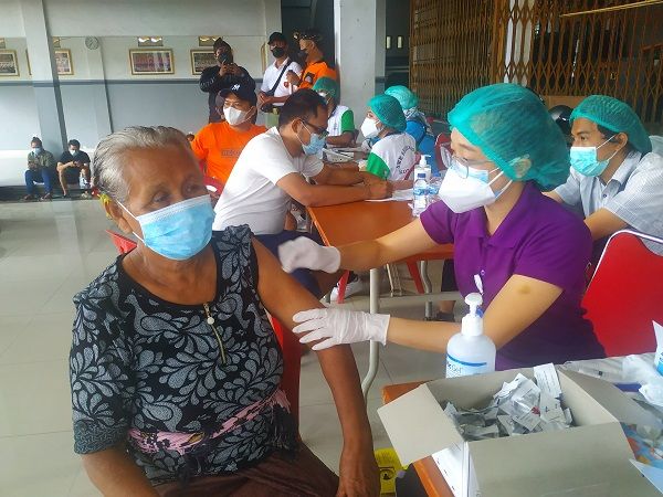 podiumnews.com-Denpasar Lanjutkan Vaksinasi Dosis 2 di Desa Kesiman Petilan Sasar 1.418 orang