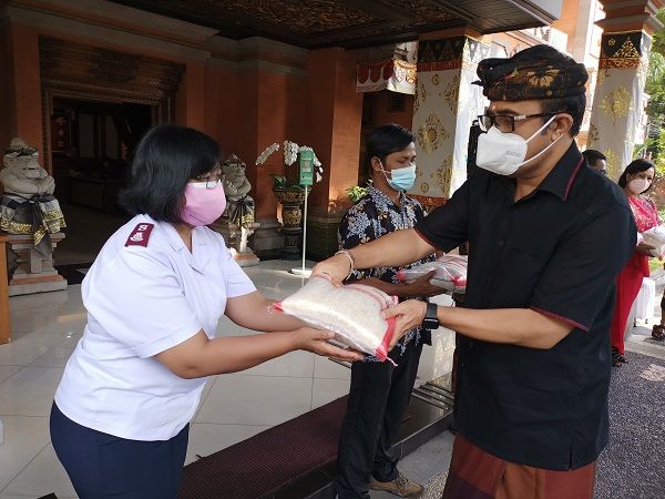 podiumnews.com-Wali Kota Serahkan Sembako ke Panti Asuhan dan LKSA se-Denpasar