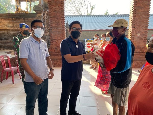 podiumnews.com-Pemkot Denpasar Serahkan Bantuan 400 Paket Sembako ke Warga