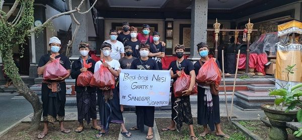 podiumnews.com-Komunitas Sanggar Sidakarya Berbagi Nasi Gratis ke Masyarakat