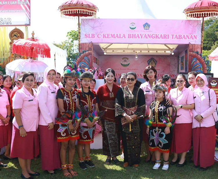 podiumnews.com-Buka Kreativitas dan Pemberdayaan SLB, Putri Koster Dorong Penyandang Disabilitas Asah Talenta