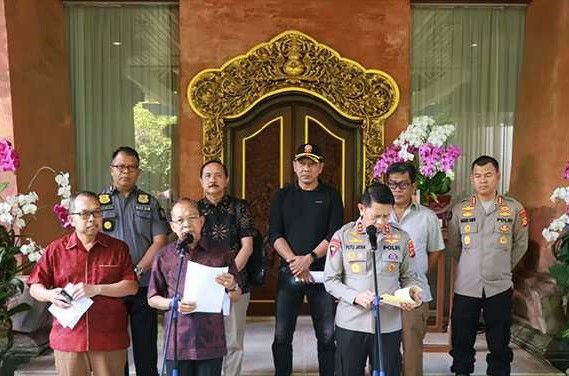 podiumnews.com-Bule Melanggar Aturan di Kawasan Suci, Pemprov Bali Tindak Tegas