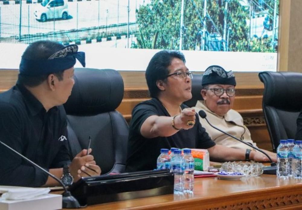 podiumnews.com-Bupati Giri Prasta Dukung Penataan Pura Lempuyang Madya dan Pasar Agung