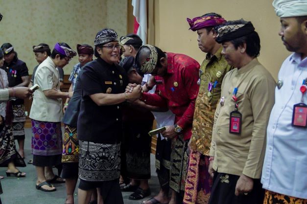 podiumnews.com-Bupati Giri Prasta Gelontorkan Rp9 Miliar Dana BKK TPS3R Tahun 2023