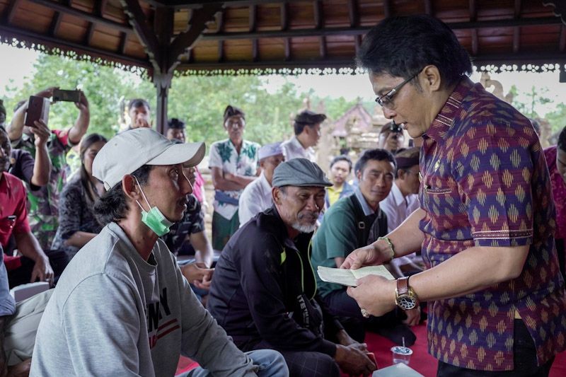 podiumnews.com-Bupati Giri Prasta Salurkan Bantuan 2.9 M Untuk Recovery Bencana