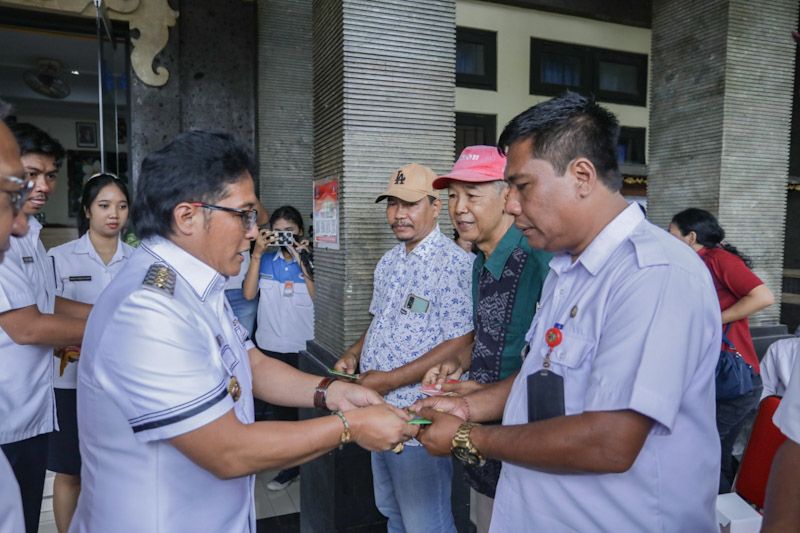 podiumnews.com-Bupati Giri Prasta Salurkan Bantuan Stimulan Rp3,5 Miliar untuk Korban Bencana