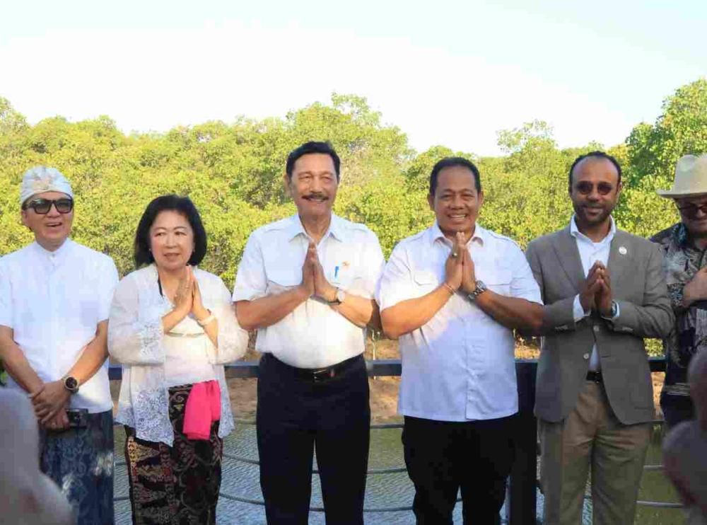 Disaksikan Menko Marves, Pj Gubernur Bali Tanam Bibit Mangrove yang Diberkati Paus Fransiskus