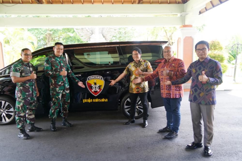 podiumnews.com-Dukung Kendaraan Operasional VIP, Bupati Badung Serahkan ke Pangdam IX/Udayana