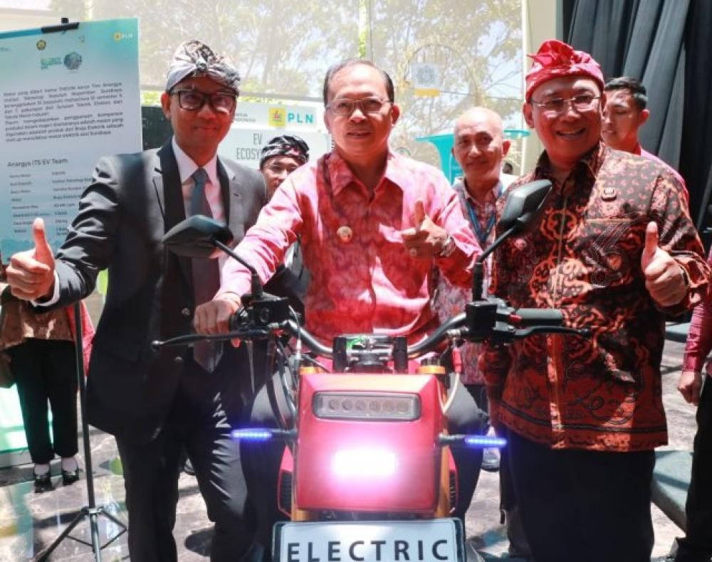 Gubernur Koster Bersama Dirut PLN Resmikan PLTS Terapung Waduk Muara Nusa Dua dan PLT Hybrid di Nusa Penida