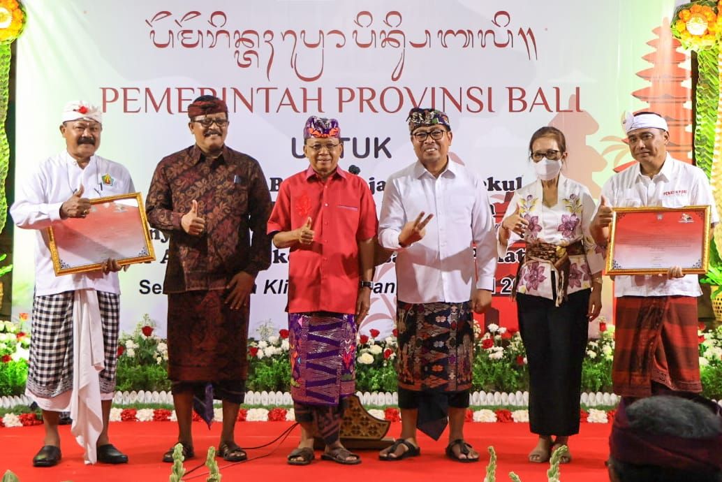 podiumnews.com-Gubernur Koster Serahkan Hibah Tanah ke Desa Panjer 7,5 Are dan Desa Penatih 16,5 are