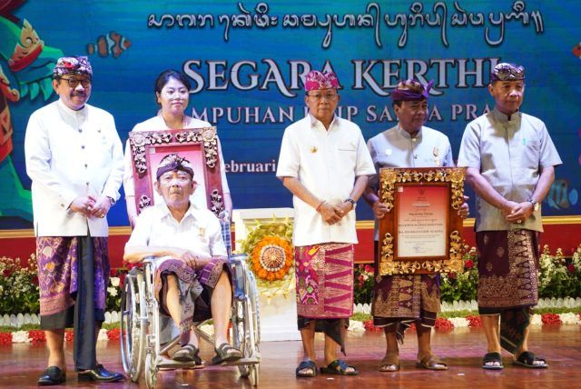 podiumnews.com-Gubernur Koster dan Wagub Cok Ace Anugerahkan Bali Kerthi Nugraha Mahottama kepada Dua Sastrawan Bali
