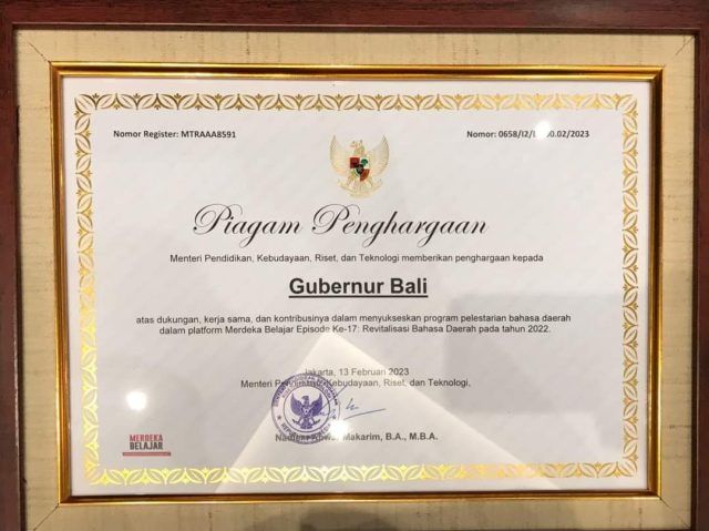 podiumnews.com-Gubernur Wayan Koster Raih Penghargaan Pelestarian Bahasa Daerah dari Mendikbud Ristek RI