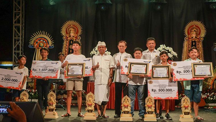 podiumnews.com-Hadiri HUT MGPSSR ke-71, Gubernur Koster Ajak Jaga Budaya Bali