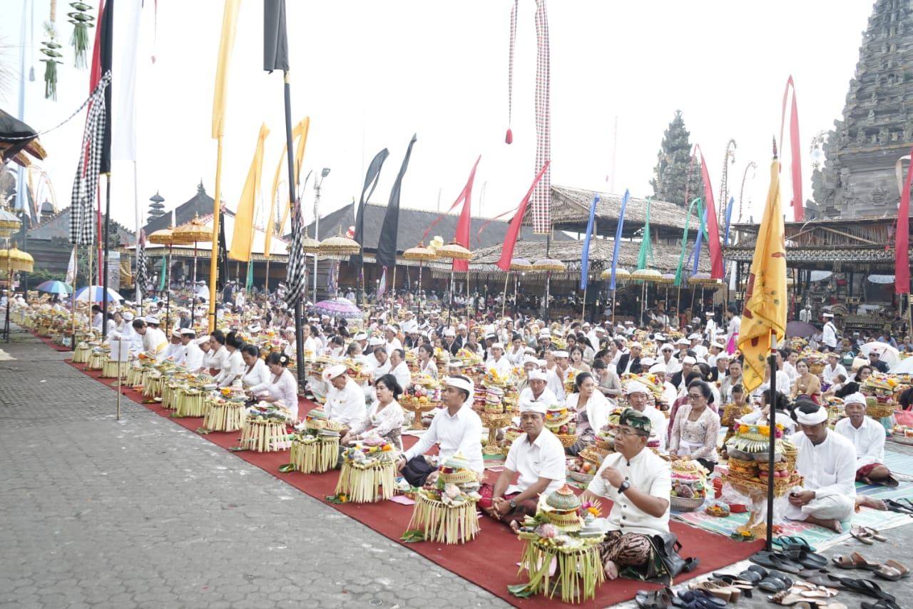 Wagub Cok Ace Ajak Krama Bali Mulat Sarira dan Tetap Jaga Persatuan 