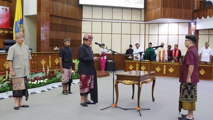 podiumnews.com-Lantik 172 CPNS menjadi PNS, Wagub Cok Ace Tuntut Mampu Berikan Pelayanan Terbaik Bagi Masyarakat