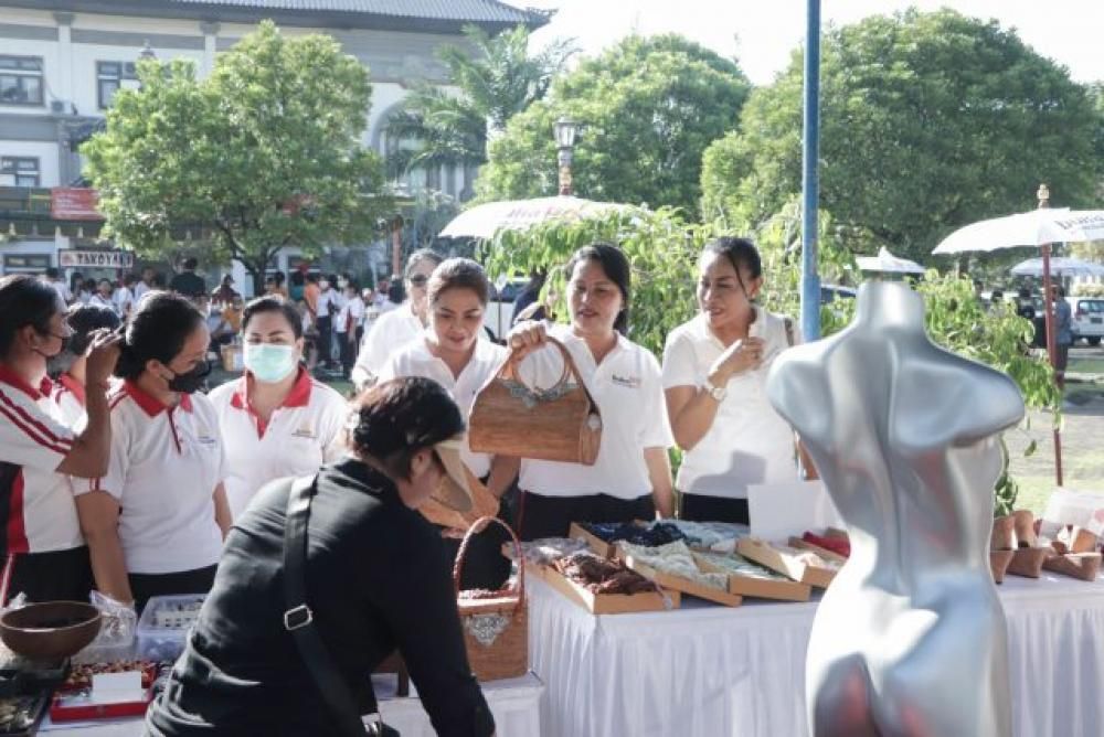 podiumnews.com-Ny. Seniasih Giri Prasta Hadiri Rangkaian Kegiatan Sehat Bersama UMKM Badung