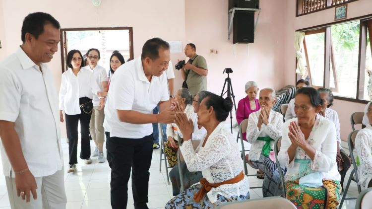 PJ Gubernur Bali Serahkan Bantuan Ke Panti Sosial di Buleleng
