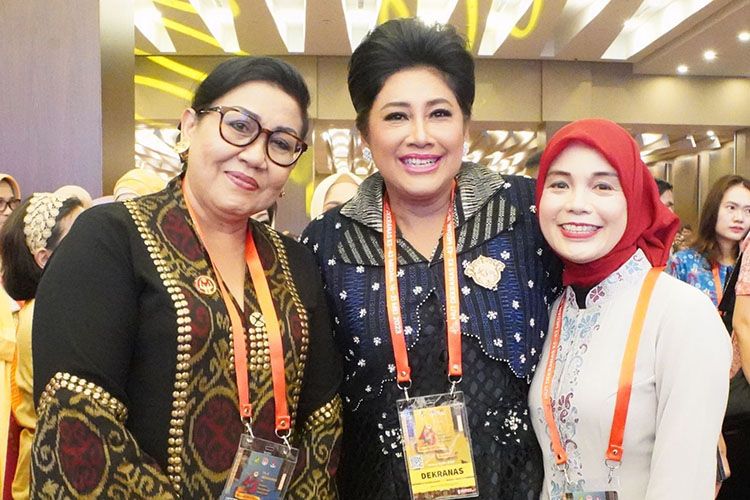 podiumnews.com-Pameran HUT Dekranas ke 43, Putri Koster Promosikan Kekayaan Kain Tenun Tradisional Bali