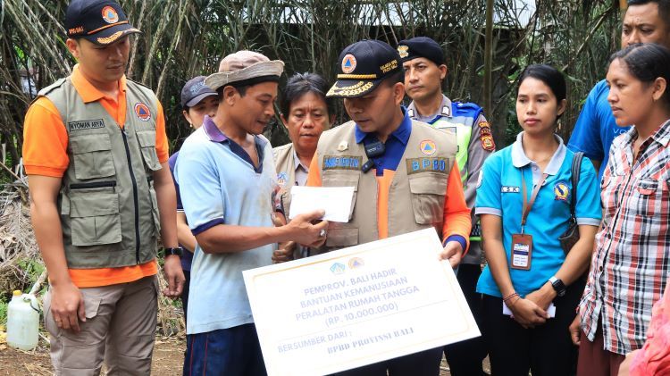 Pemprov Bali Beri Bantuan Kemanusiaan Untuk Warga Kurang Mampu di Desa Sibetan