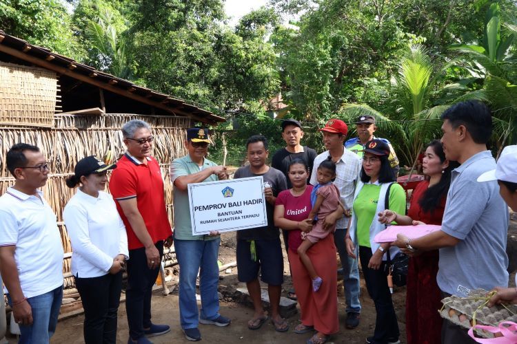 Pemprov Bali Hadir Serahkan Bantuan Rumah Sejahtera Terpadu Untuk Warga Desa Tukad Sumaga