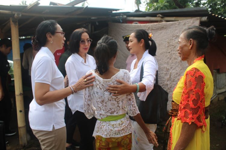 podiumnews.com-Pemprov Bali Serahkan Bantuan Bedah Rumah Kepada Dua Warga Kurang Mampu di Buleleng