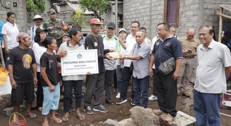 Pemprov Bali Serahkan Bantuan untuk Dua Keluarga di Karangasem