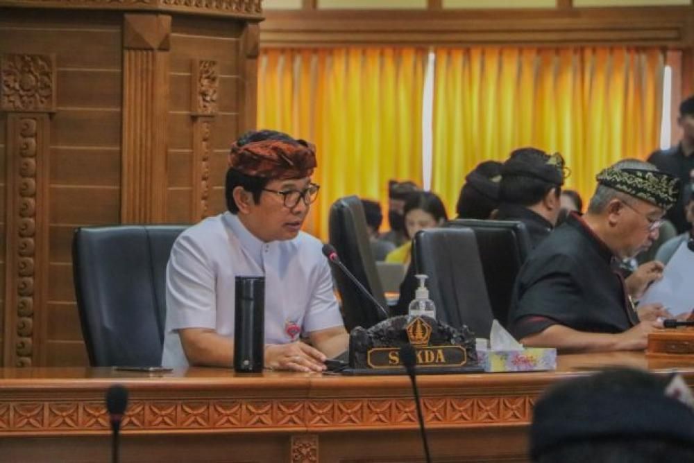 podiumnews.com-Peningkatan Realisasi Pendapatan Daerah, Sekda Adi Arnawa Bahas RAPBD 2023