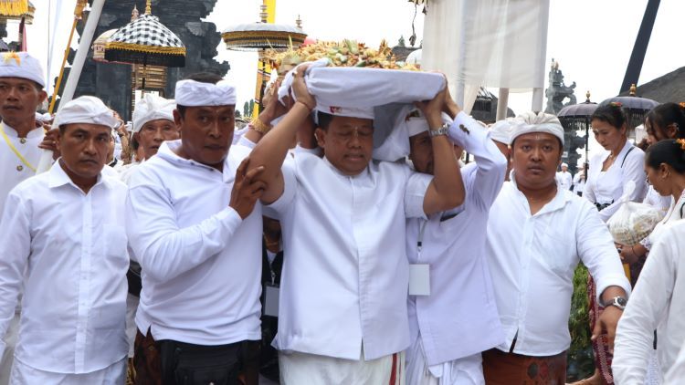 podiumnews.com-Pj Gubernur Bali Ikuti Rangkaian Penyineban Ida Betara Turun Kabeh Pura Besakih
