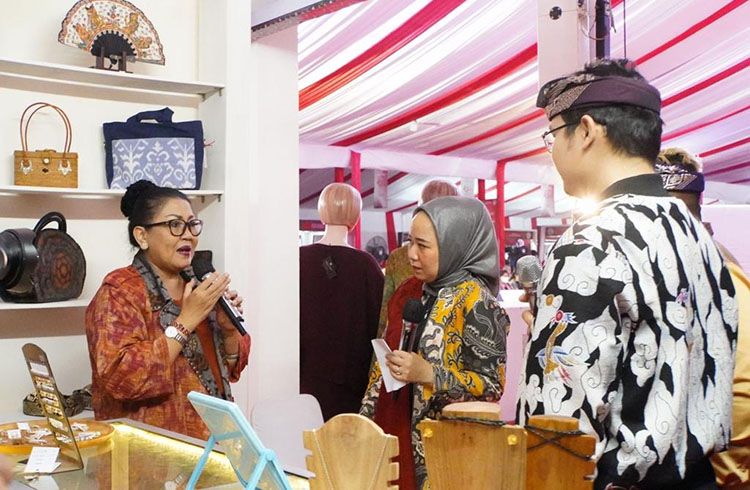 podiumnews.com-Putri Koster Ajak Masyarakat Jadikan Kain Tradisional Tuan Rumah di Negeri Sendiri