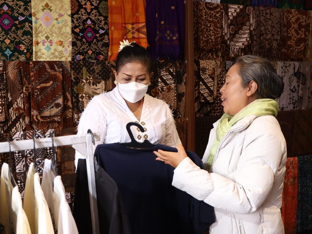 podiumnews.com-Putri Koster Minta Pedagang Kios di Besakih juga Tampilkan Produk Khas Karangasem