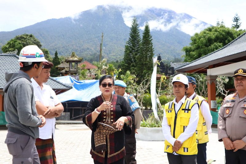 podiumnews.com-Putri Koster Tinjau Penataan Kios Pedagang di Kawasan Besakih