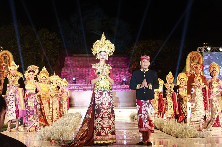podiumnews.com-Putri Koster: Fashion Show Adi Warna Wastra Loka Wadah Desainer Bali Kembangkan Potensi