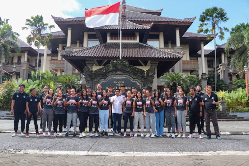 podiumnews.com-Sekda Adi Arnawa Lepas Atlet Bola Basket Ke Bangka Belitung