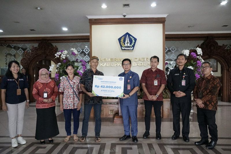 podiumnews.com-Sekda Adi Arnawa Serahkan Kartu Jamsostek Program TJSP Kabupaten Badung