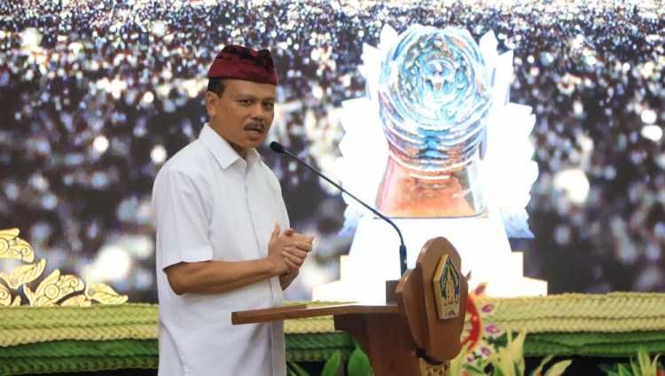 podiumnews.com-Sekda Dewa Made Indra Serahkan Penghargaan Paritrana Awards 2024 Provinsi Bali