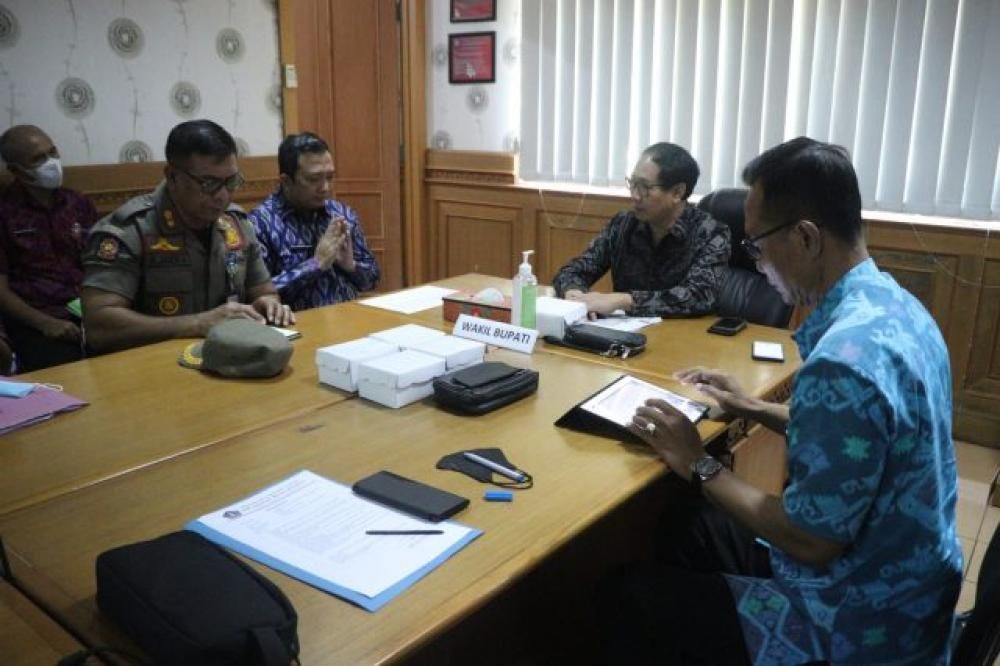 podiumnews.com-Wabup Suiasa Pimpin Rapat Koordinasi Terkait Penanganan Anjing Liar