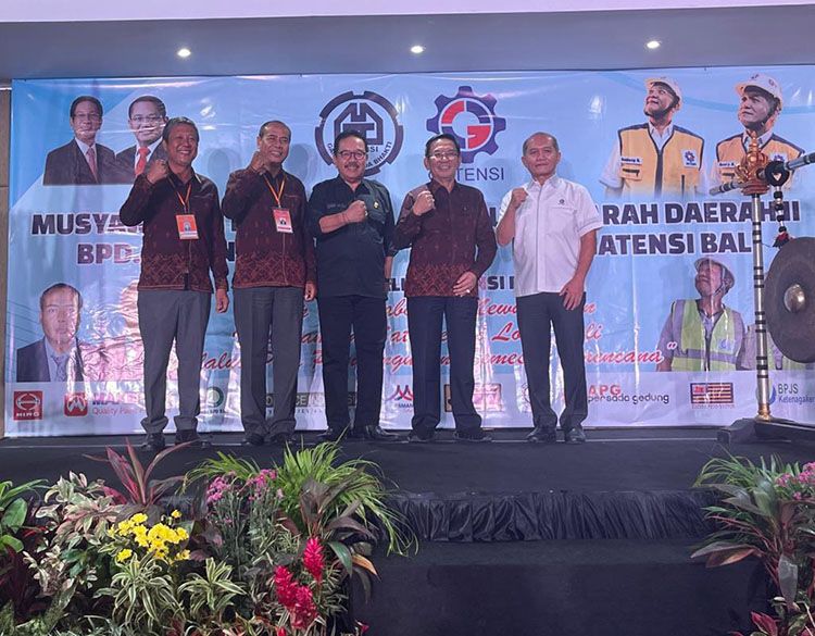 podiumnews.com-Wagub Cok Ace Harap Proyek Konstruksi Libatkan Kontraktor Lokal