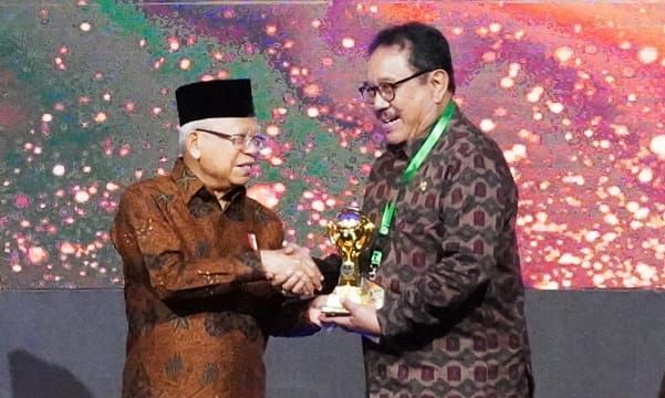 podiumnews.com-Wagub Cok Ace Wakili Bali Terima Penghargaan Universal Health Coverage