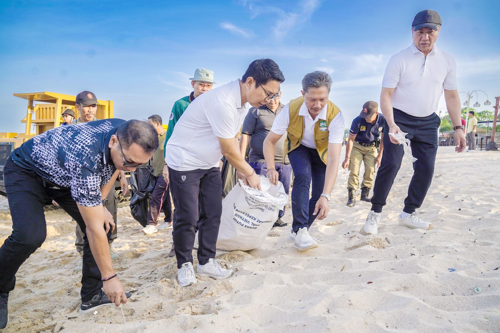 podiumnews.com-HUT Satpol PP, Bupati Badung Bicara Kebersihan Pantai