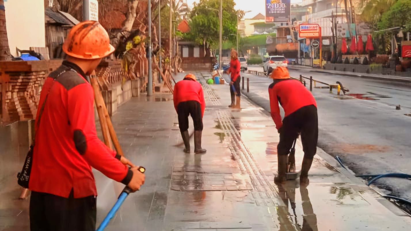 podiumnews.com-DPUPR Badung Semprot Trotoar di Pantai Kuta